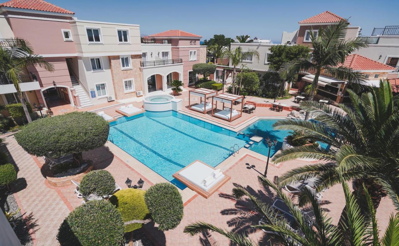 Two-Bedroom Apartment Pool View,1389769475:JPEG
