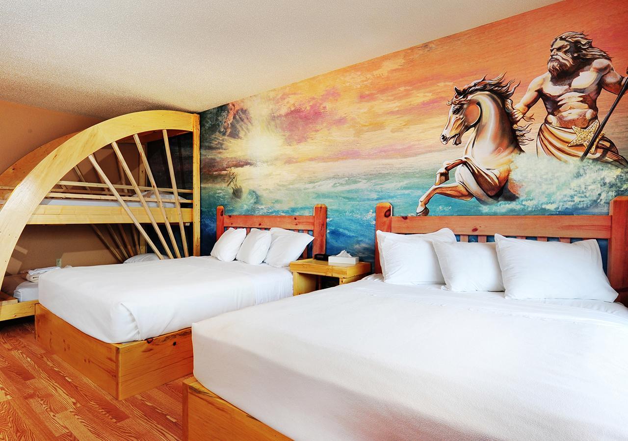 Resort Room 2 Queens with Bunk (includes free water & theme park passes)